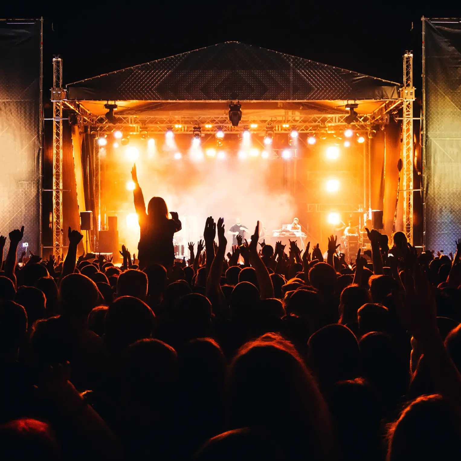 silhouettes-heads-hands-crowd-fans-live-concert (1)